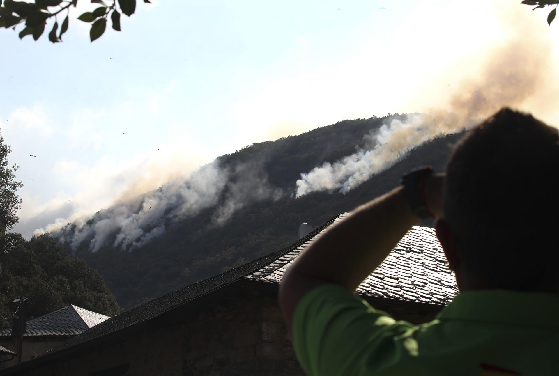 La bajada de las temperaturas, el aumento de la humedad y el refuerzo de los medios han permitido una mejora notable de la situación de los incendios en Castilla y León, que mantiene 16 de gravedad 1 y 2, con la vista puesta en Porto (Zamora), en el Parque Natural del Lago de Sanabria y en la zona norte de León. En la imagen, incendio en Compludo. EFE/Ana F. Barredo
Incendio 
Ponferrada, ana f. barredo, 10076445F, Incendios Bierzo, Carracedo de Compludo y Compludo, bomberos de apoyo valencianos.
