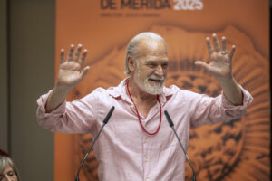 Una lectura contemporánea de 'Memorias de Adriano' llega este miércoles al Festival Internacional de Teatro Clásico de Mérida para invitar a la reflexión, devolver a la ciudadanía la esperanza y presentar a un gran humanista encarnado por Lluís Homar (c). Basado en la novela homónima de Margarite Yourcenar, y bajo la dirección de Beatriz Jaén, que se estrena en el certamen extremeño, el montaje ha sido presentado este lunes en rueda de prensa por el director del Festival, Jesús Cimarro, los miembros del reparto y autoridades locales y regionales. EFE/ Jero Morales