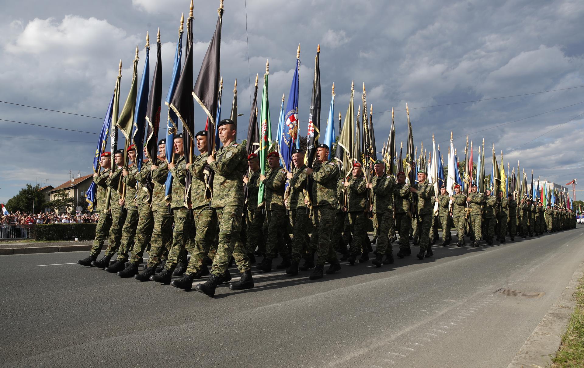 Soldados de las Fuerzas Armadas Croatas participan en un desfile militar en Zagreb, Croacia, 31 de julio de 2025. Croacia marcó el 30º aniversario de la Operación Tormenta, la última gran batalla de la Guerra de Independencia Croata en agosto de 1995, con un desfile militar que contó con más de 3.500 soldados y varios cientos de vehículos militares. (tormenta, Croacia) EFE/EPA/ANTONIO BAT
