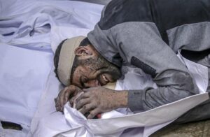 Imagen del 15 de julio de 2025 de un hombre palestino que llora el cuerpo de su hijo fallecido en el hospital Al Shifa tras un ataque aéreo israelí en la ciudad de Gaza. EFE/EPA/MOHAMMED SABER