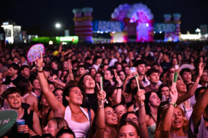 BURRIANA (CASTELLÓN), 31/07/2025.- Asistentes a la primera jornada del Arenal Sound este pasado mes de julio en la localidad castellonense de Burriana. EFE/Andreu Esteban