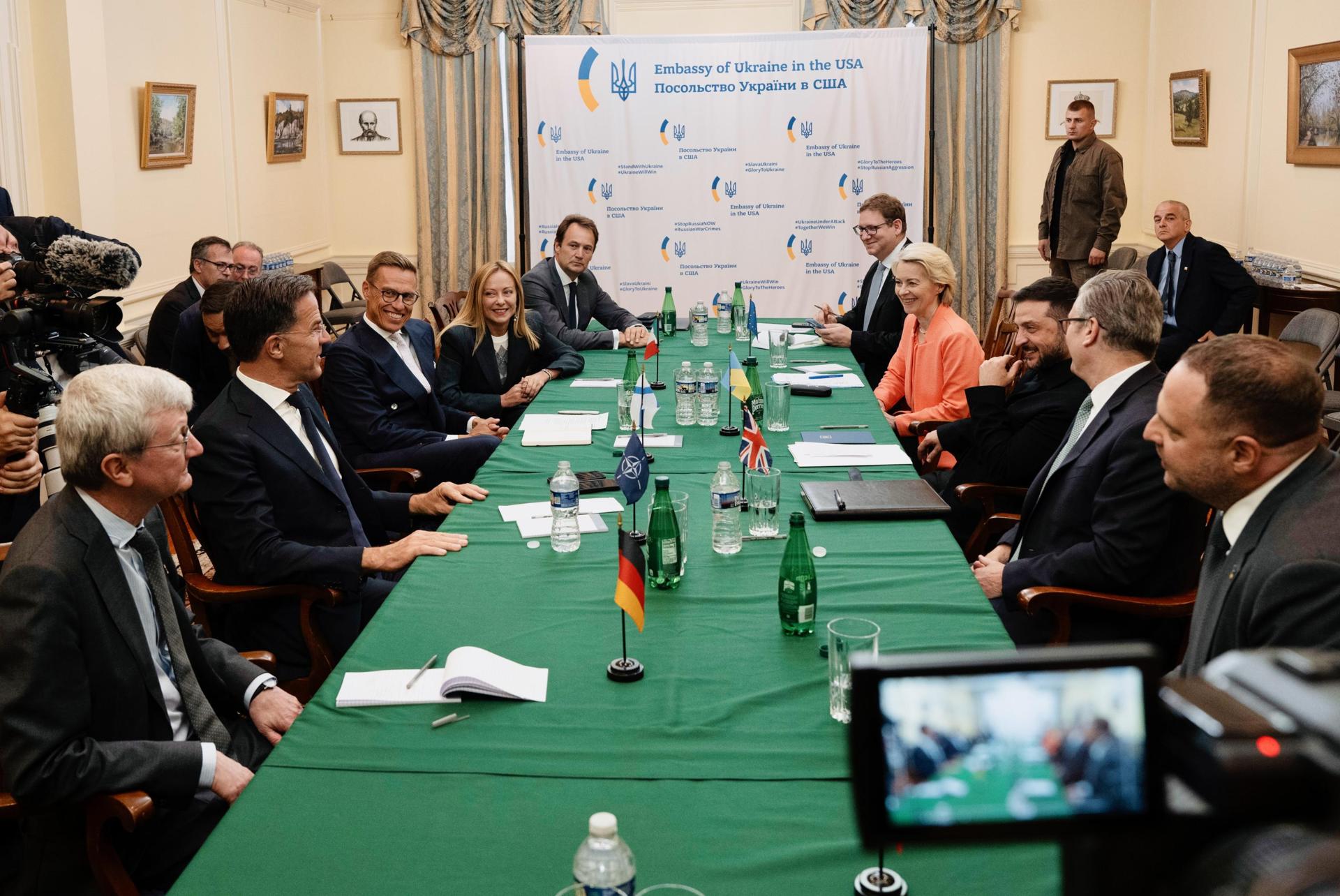 Una foto proporcionada por la Oficina de Prensa del Palacio Chigi muestra al Secretario General de la OTAN, Mark Rutte (2-i), al Presidente de Finlandia, Alexander Stubb (c), a la Primera Ministra italiana, Giorgia Meloni (4-i), a la Presidenta de la Comisión Europea, Ursula von der Leyen (4-d), y al Primer Ministro británico, Keir Starmer (2-d), durante una reunión con el Presidente ucraniano, Volodímir Zelenski (3-d), en la Embajada de Ucrania en Washington. EFE/EPA/FILIPPO ATTILI /CHIGI PALACE PRESS OFFICE