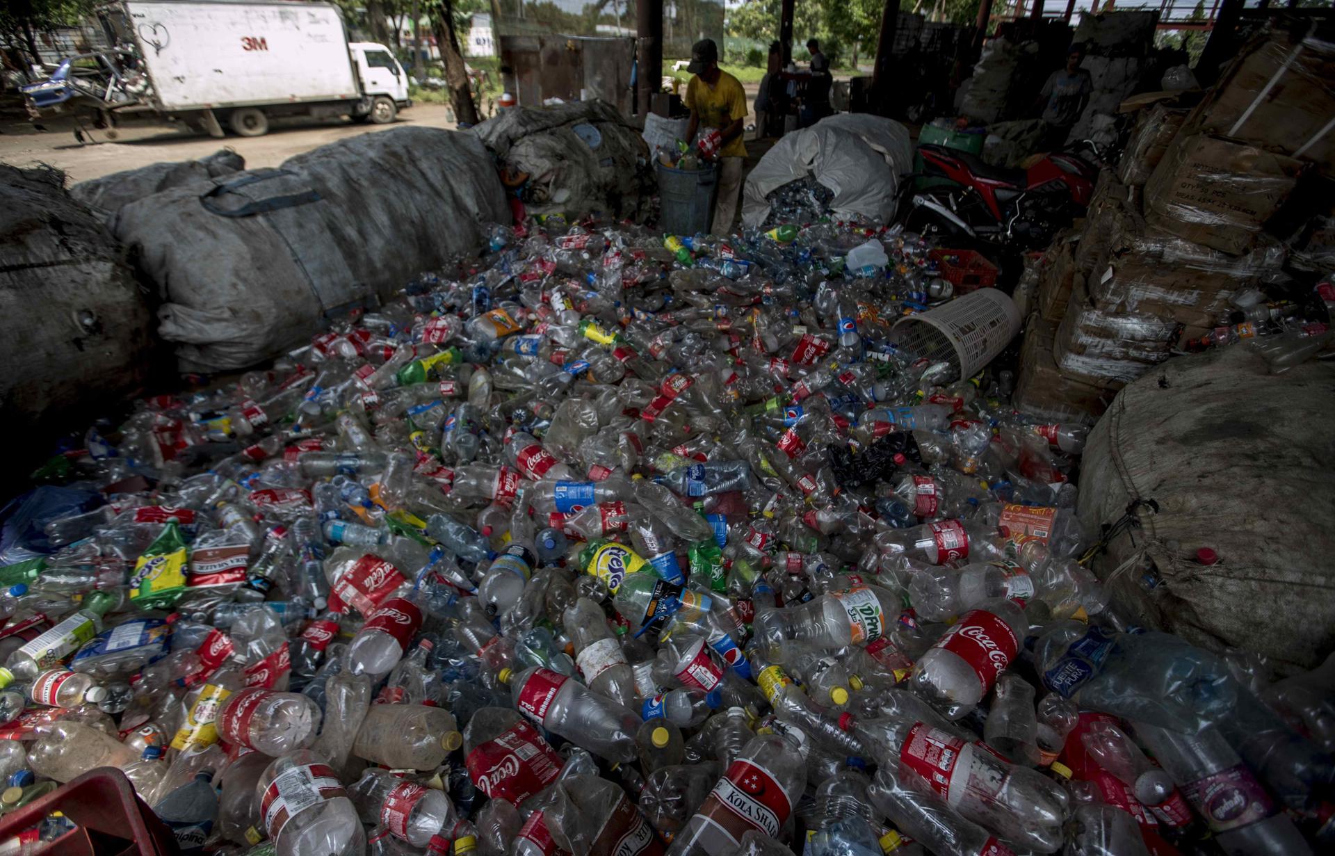 En la imagen de archivo, vista de plásticos recolectados en un centro de recogida en Managua (Nicaragua). EFE/Jorge Torres