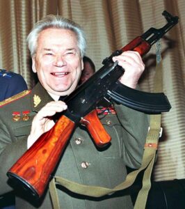 Fotografía de archivo. El diseñador de armas ruso Mijail Kaláshnikov, mostrando su fusil AK-47, durante la celebración del 50 aniversario de la primera versión del fusil. Kaláshnikov, inventor del fusil AK-47, que actualmente es el arma más utilizada del mundo, murió a los 94 años en un hospital de la república rusa de Udmurtia. EFE/Sergey Chirikov