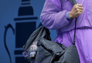 Fotografía de la tenista Naomi Osaka con un peluche Labubu en su bolso. EFE/EPA/CRISTOBAL HERRERA ULASHKEVICH