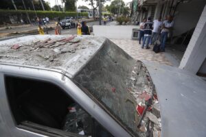 Fotografía que muestra un vehículo afectado por una explosión este viernes en Cali (Colombia). EFE/ Ernesto Guzmán