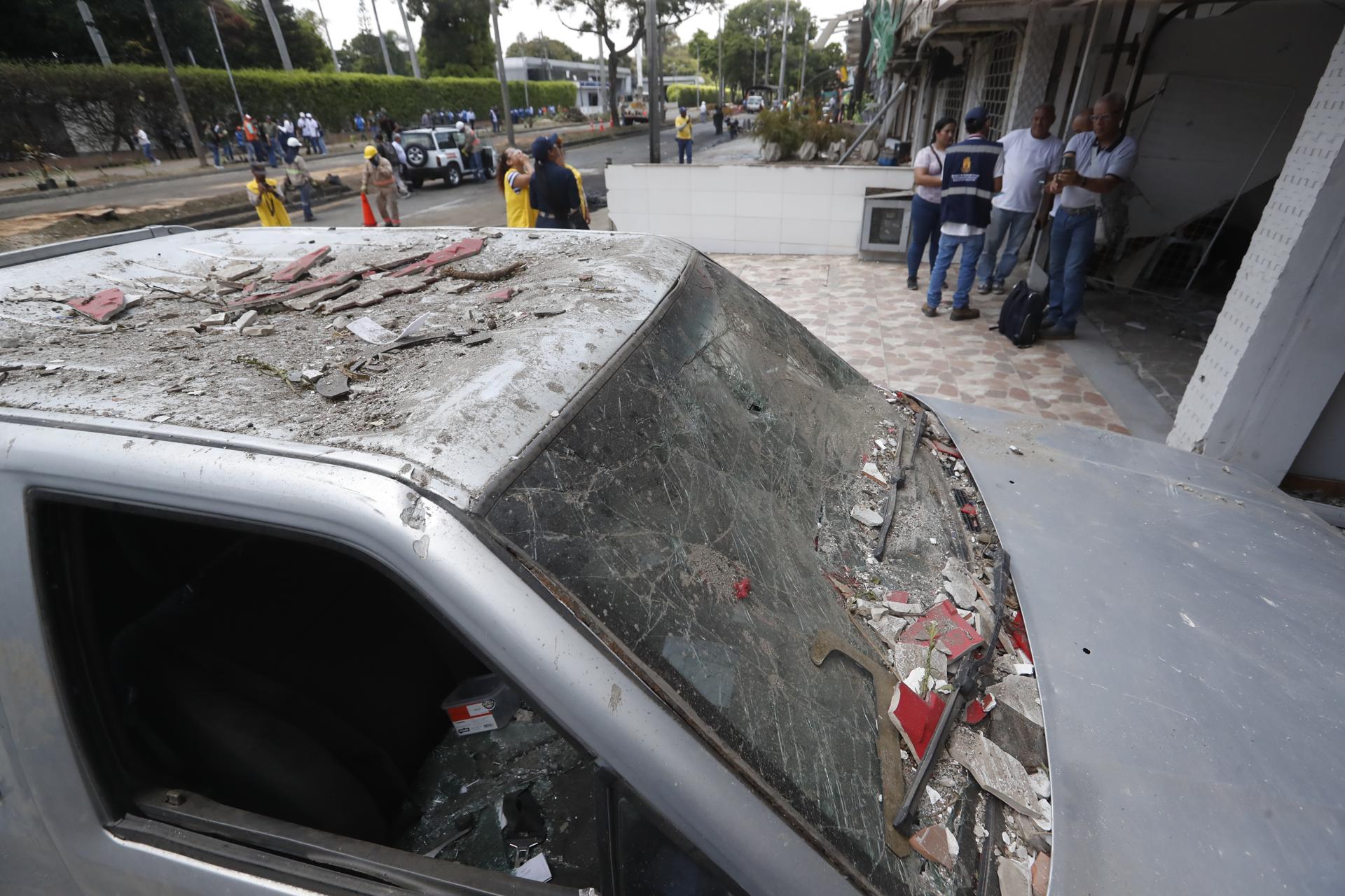 Fotografía que muestra un vehículo afectado por una explosión este viernes en Cali (Colombia). EFE/ Ernesto Guzmán
