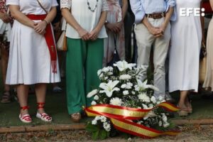 Acto organizado por 'Vecinos de paz' en la localidad de Berriozar en homenaje a Francisco Casanova, militar asesinado por ETA hace 25 años. EFE/ Jesús Diges