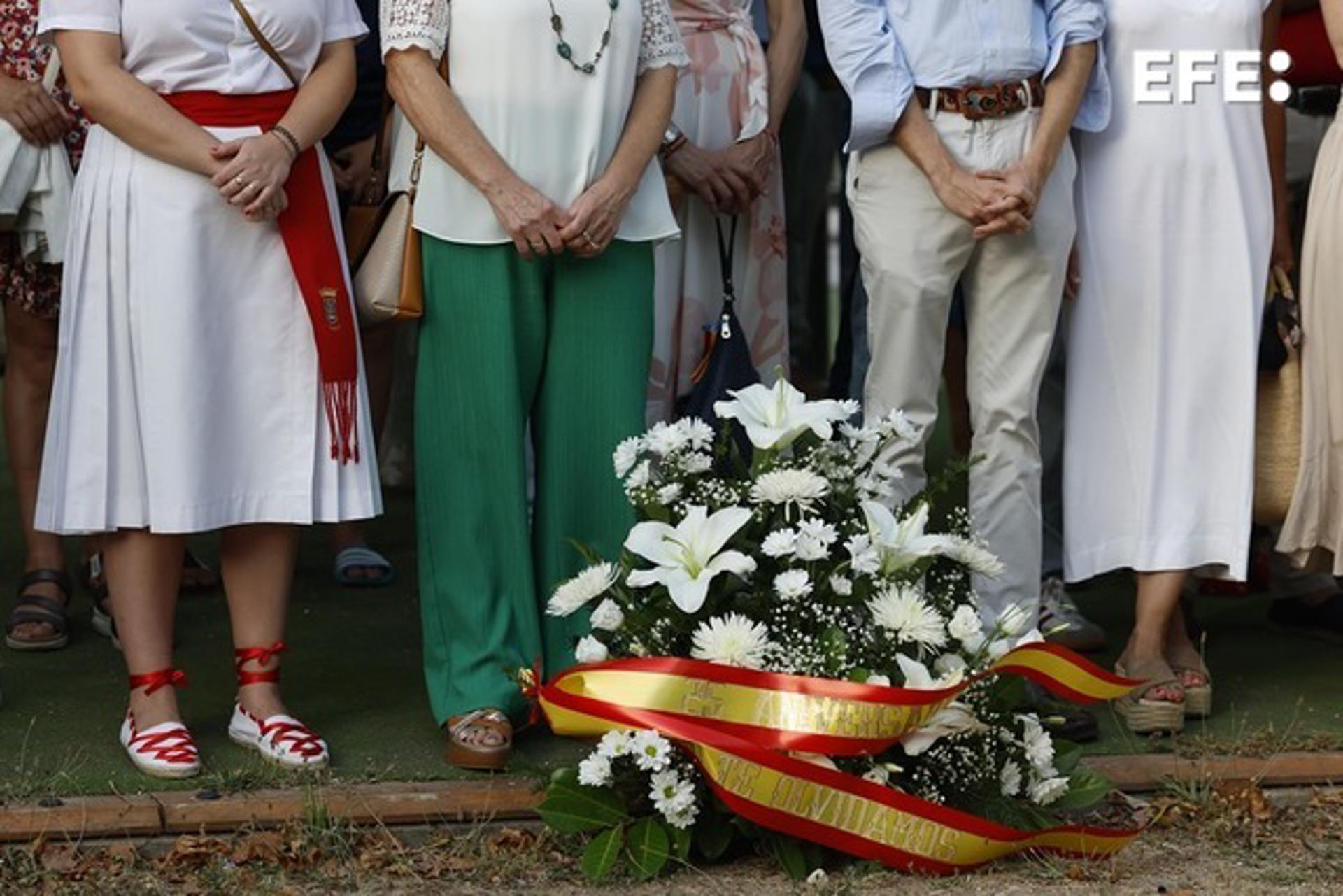 Acto organizado por 'Vecinos de paz' en la localidad de Berriozar en homenaje a Francisco Casanova, militar asesinado por ETA hace 25 años. EFE/ Jesús Diges