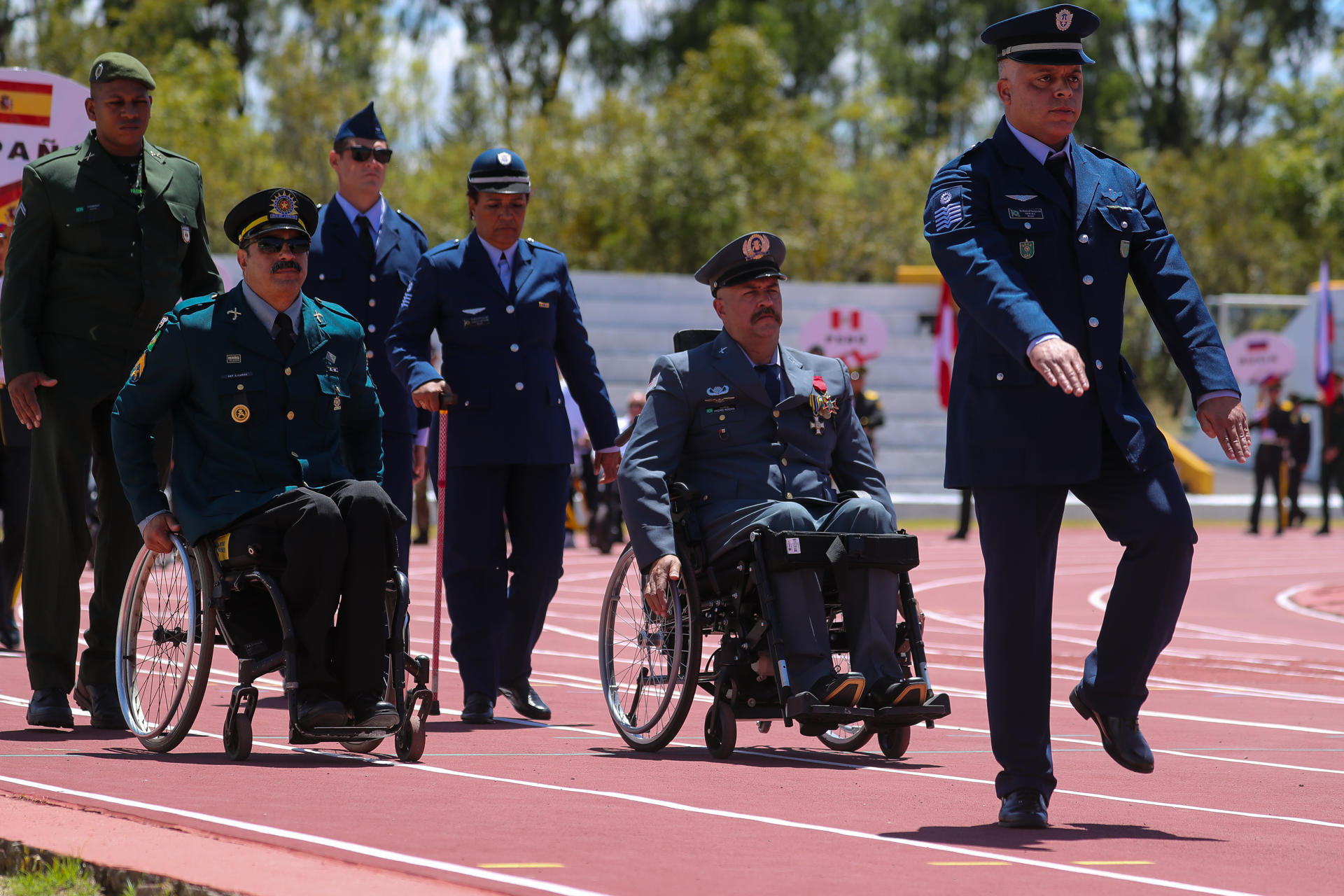 Integrantes de la delegación de Brasil participan en la inauguración del segundo Campeonato Mundial de Paratletismo Militar en Quito (Ecuador). EFE/ José Jácome
