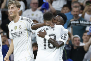 El delantero brasileño del Real Madrid Vinicius Jr. (d) celebra su gol durante el partido de la tercera jornada de LaLiga entre el Real Madrid y el RCD Mallorca, este sábado en el estadio Santiago Bernabéu. EFE/Chema Moya