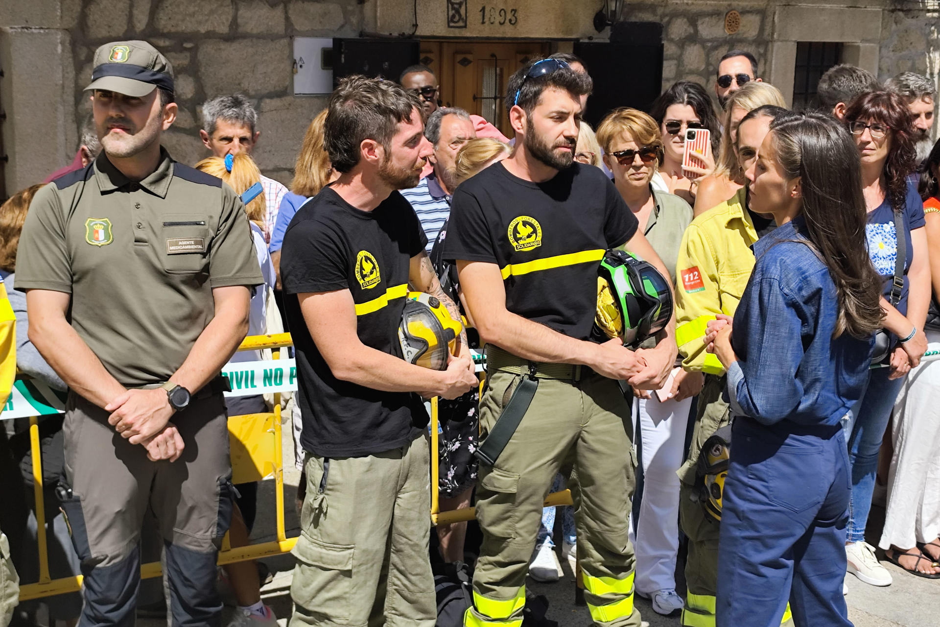 Los reyes de España Felipe VI y Letizia saludan a un grupo de vecinos mientras visitan este viernes la localidad de Cabezabellosa, en Cáceres, dentro de su recorrido por algunos de los lugares más afectados por el incendio forestal de Jarilla (Cáceres), considerado el más virulento de la historia más reciente de Extremadura y que asoló 17.350 hectáreas.  EFE/Eduardo Palomo
