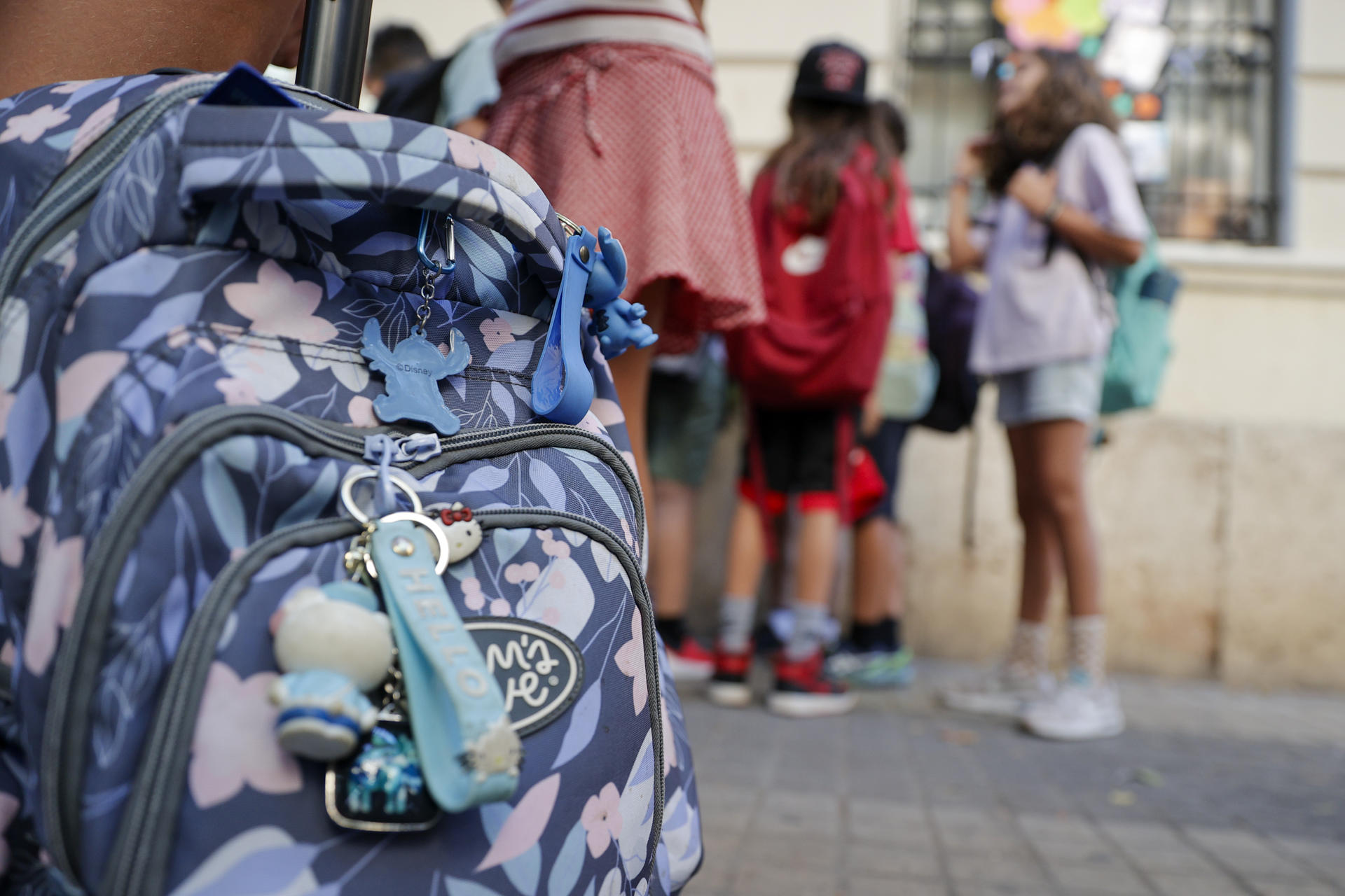 Varios niños aguardan para entrar al CEIP Lluís Vives de la Comunitat Valenciana. EFE/Manuel Bruque