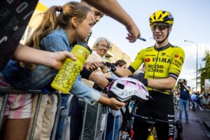 El ciclista danés Jonas Vingegaard, del equipo Visma-Lease a Bike, da un autógrafo antes del Daags na de Tour, en Boxmeer, criterium de los Países Bajos, que se disputa un día después del final del Tour, el 28 de julio de 2025. EFE/EPA/ROB ENGELAAR