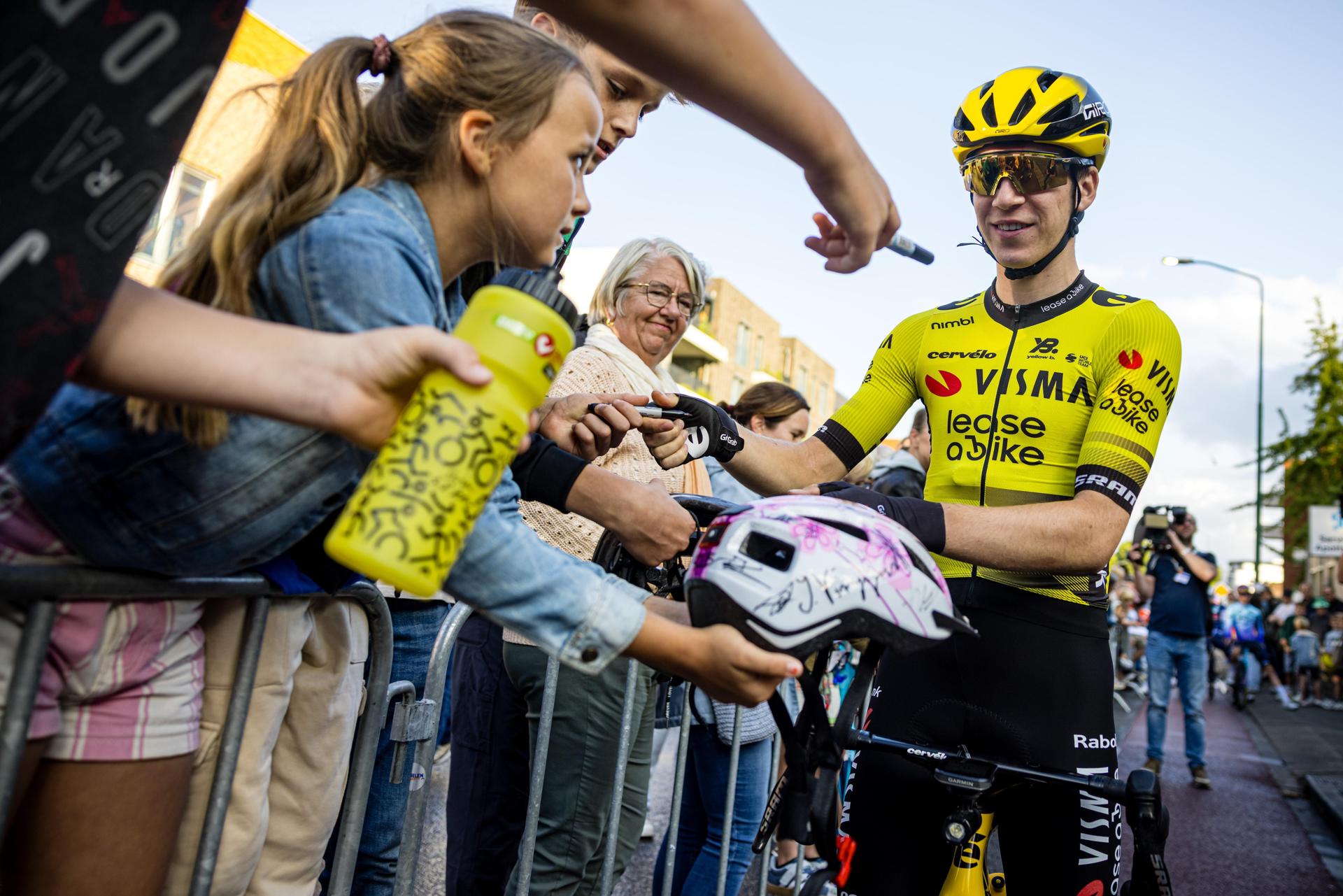 El ciclista danés Jonas Vingegaard, del equipo Visma-Lease a Bike, da un autógrafo antes del Daags na de Tour, en Boxmeer, criterium de los Países Bajos, que se disputa un día después del final del Tour, el 28 de julio de 2025. EFE/EPA/ROB ENGELAAR