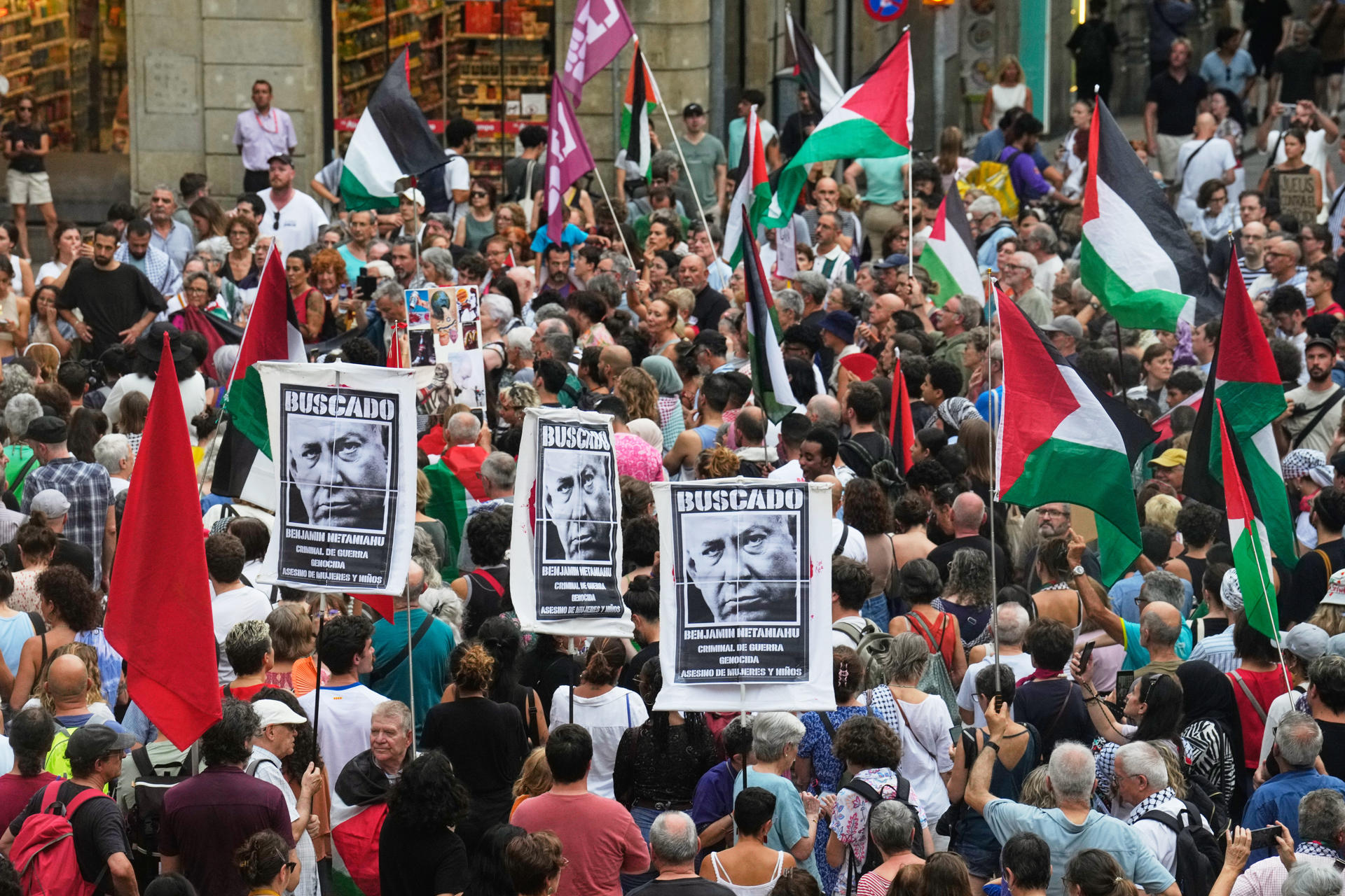 Un momento de una concentración bajo el lema: "No nos silenciarán, no dejaremos de informar", para denunciar el asesinato de periodistas en Gaza, este miércoles en Barcelona. EFE/Alejandro García