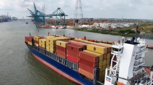 Vista aérea de varios contenedores  que son transportados en barco por el puerto de Amberes- Brujas  en Bruselas. (Bélgica, Amberes) EFE/EPA/OLIVIER HOSLET