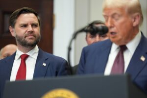 Fotografía del vicepresidente de Estados Unidos, JD Vance, junto al presidente, Donald Trump. EFE/Eric Lee