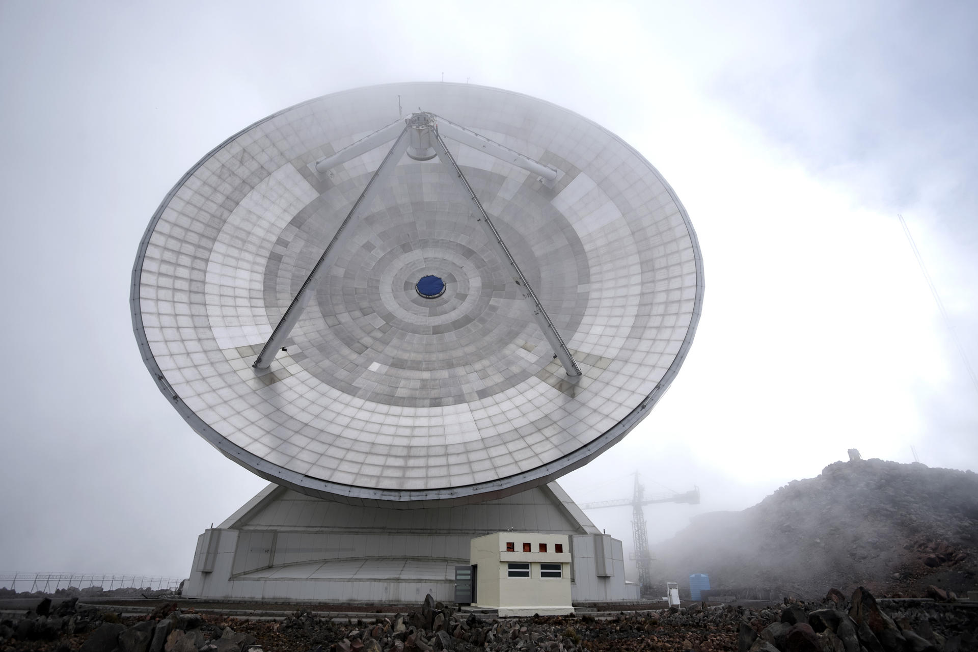 Fotografía donde se observa el Gran Telescopio Milimétrico Alfonso Serrano este martes, en el parque Nacional Pico de Orizaba, en Puebla (México). EFE/ Hilda Ríos