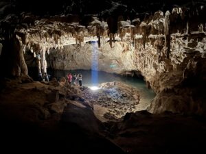 Imagen de las Grutas Tzabnah (México), de donde procede la estalagmita usada para el estudio. Crédito: Mark Brenner/Imagen cedida por la Universidad de Cambridge.