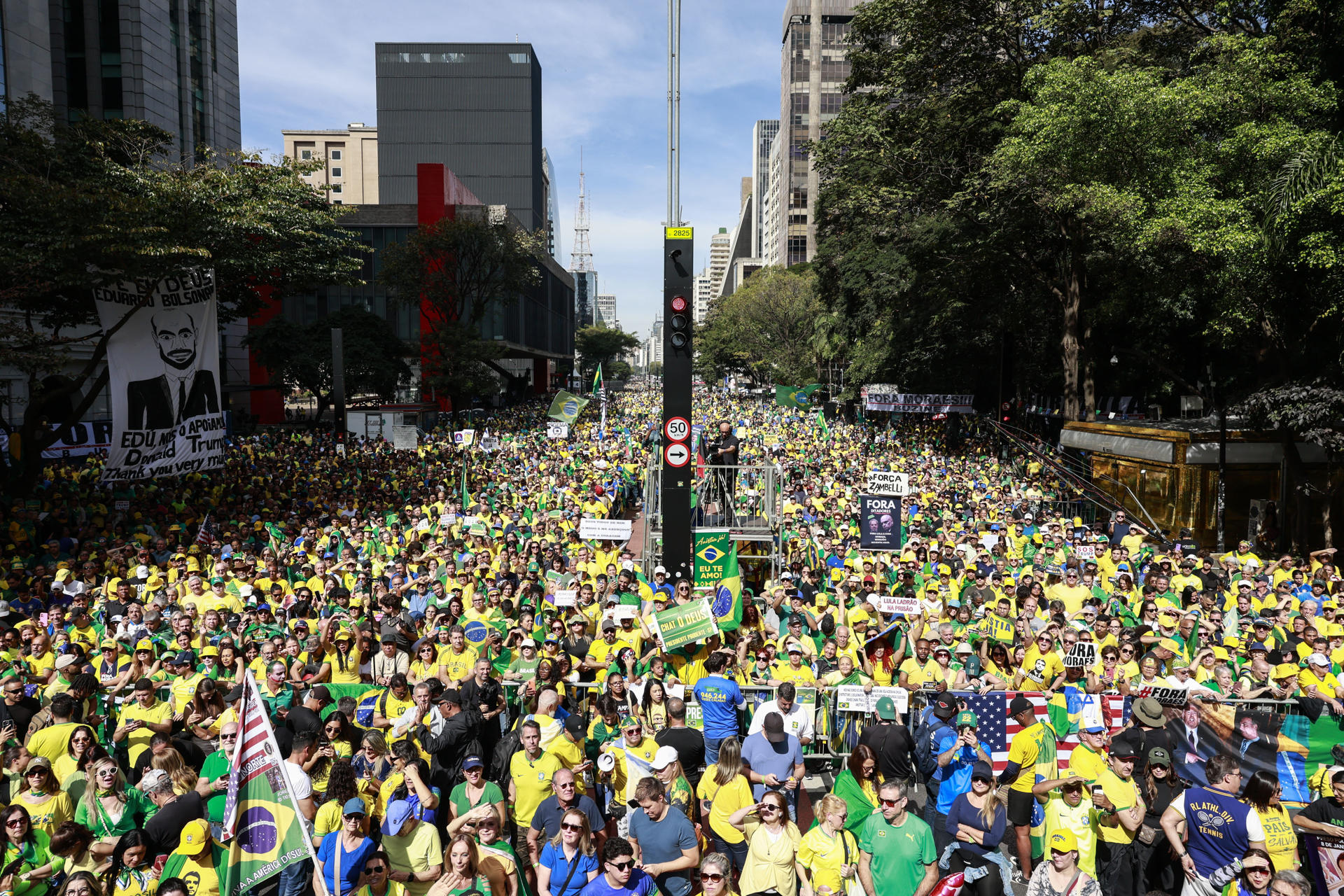 Simpatizantes del expresidente de Brasil Jair Bolsonaro participan en una manifestación en apoyo al exmandatario este domingo, en la avenida Paulista en Sao Paulo (Brasil). EFE/ Sebastiao Moreira
