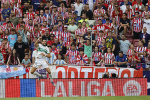 El delantero del Elche Rafa Mir celebra el primer gol de su equipo durante el partido de fútbol de LaLiga EA Sports entre el Atlético de Madrid y el Elche, en el estadio Metropolitano de Madrid. EFE/ Mariscal
