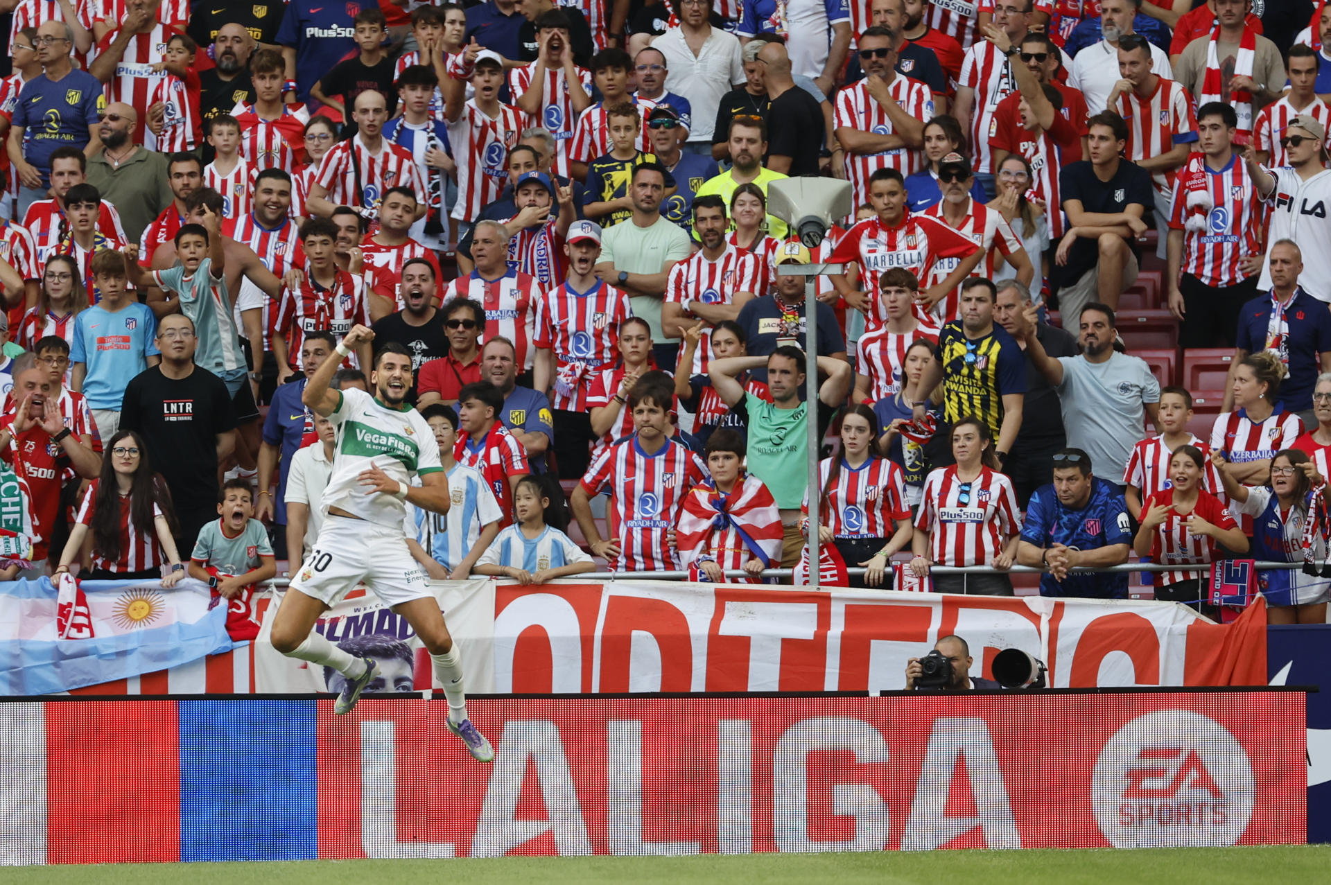 El delantero del Elche Rafa Mir celebra el primer gol de su equipo durante el partido de fútbol de LaLiga EA Sports entre el Atlético de Madrid y el Elche, en el estadio Metropolitano de Madrid. EFE/ Mariscal