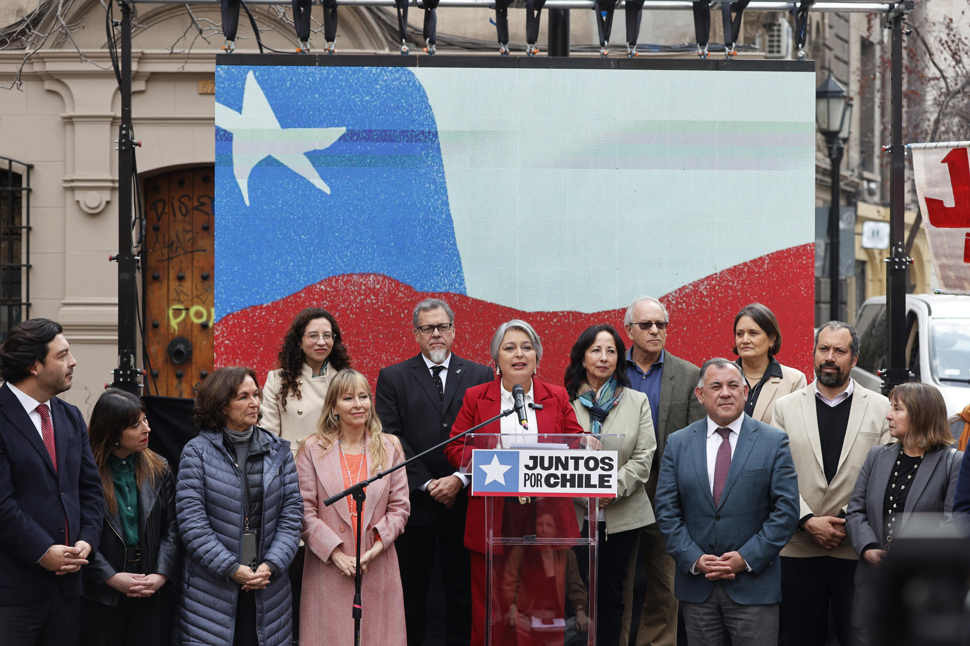 La candidata a la Presidencia de Chile, Jeannette Jara (c), habla durante la inscripción de su candidatura este lunes, en Santiago (Chile). EFE/ Elvis González