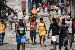 Personas caminan por el barrio Nazon el pasado martes, en Puerto Príncipe (Haití). EFE/ Mentor David Lorens