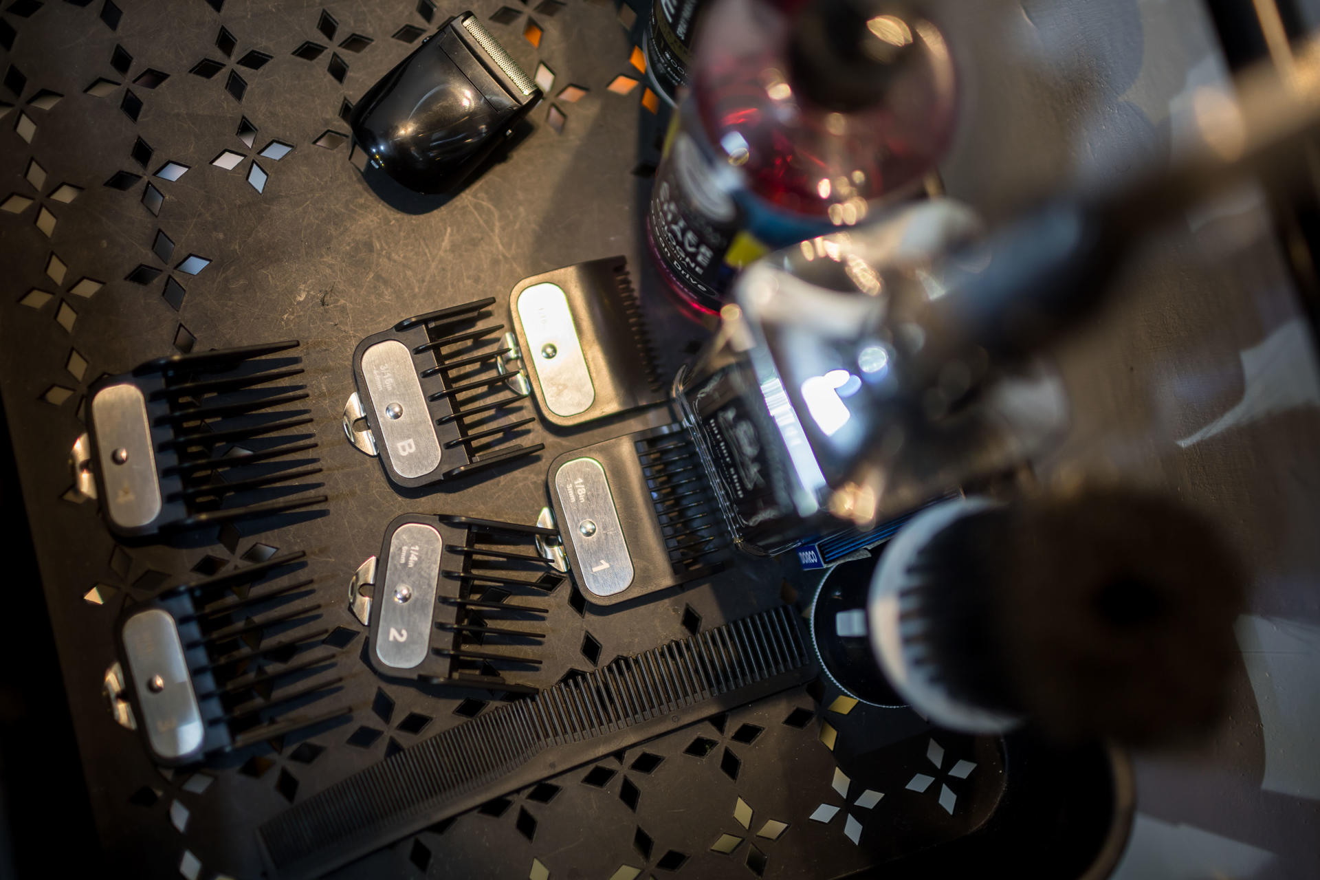 Fotografía del 28 de agosto de 2025 de varios elementos de trabajo de un barbero, en Caracas (Venezuela). EFE/ Miguel Gutiérrez
