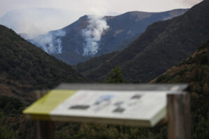 El incendio de Larouco (Ourense), visto desde la aldea de lucense de Vicuña, en una imagen de este martes. EFE/eliseo trigo
