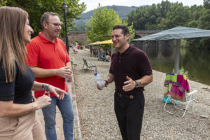 El cantante Manu Tenorio en la piscina natural de Pinofranqueado (Cáceres). El grupo de acción local de la comarca cacereña de Las Hurdes, ha iniciado una campaña para mostrar, con la participación de "caras conocidas", que la comarca "sigue verde" tras el último incendio forestal, y el cantante ha sido el primero en acudir a comprobarlo. EFE/ Grupo de acción local de la comarca cacereña de Las Hurdes // SOLO USO EDITORIAL/SOLO DISPONIBLE PARA ILUSTRAR LA NOTICIA QUE ACOMPAÑA (CRÉDITO OBLIGATORIO)