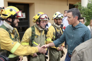 Imagen de archivo (22/6/2022) del presidente del Gobierno, Pedro Sánchez, saludando a bomberos que trabajaron en la extinción del incendio forestal declarado en junio de 2022 en la Sierra de la Culebra (Zamora), durante su visita a la localidad de Otero de Bodas, una de las afectadas. EFE/Mariam A. Montesinos