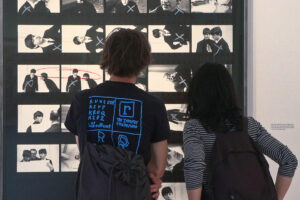 Un viaje por el inicio de The Beatles y del fenómeno 'fan' generado por el cuarteto liverpuliano, visto a través del ojo y el obturador de McCarney, conforma la colección de instantáneas que se exhibe desde este jueves en la galería londinense Gagosian hasta el próximo 4 de octubre. EFE/Guillermo Garrido