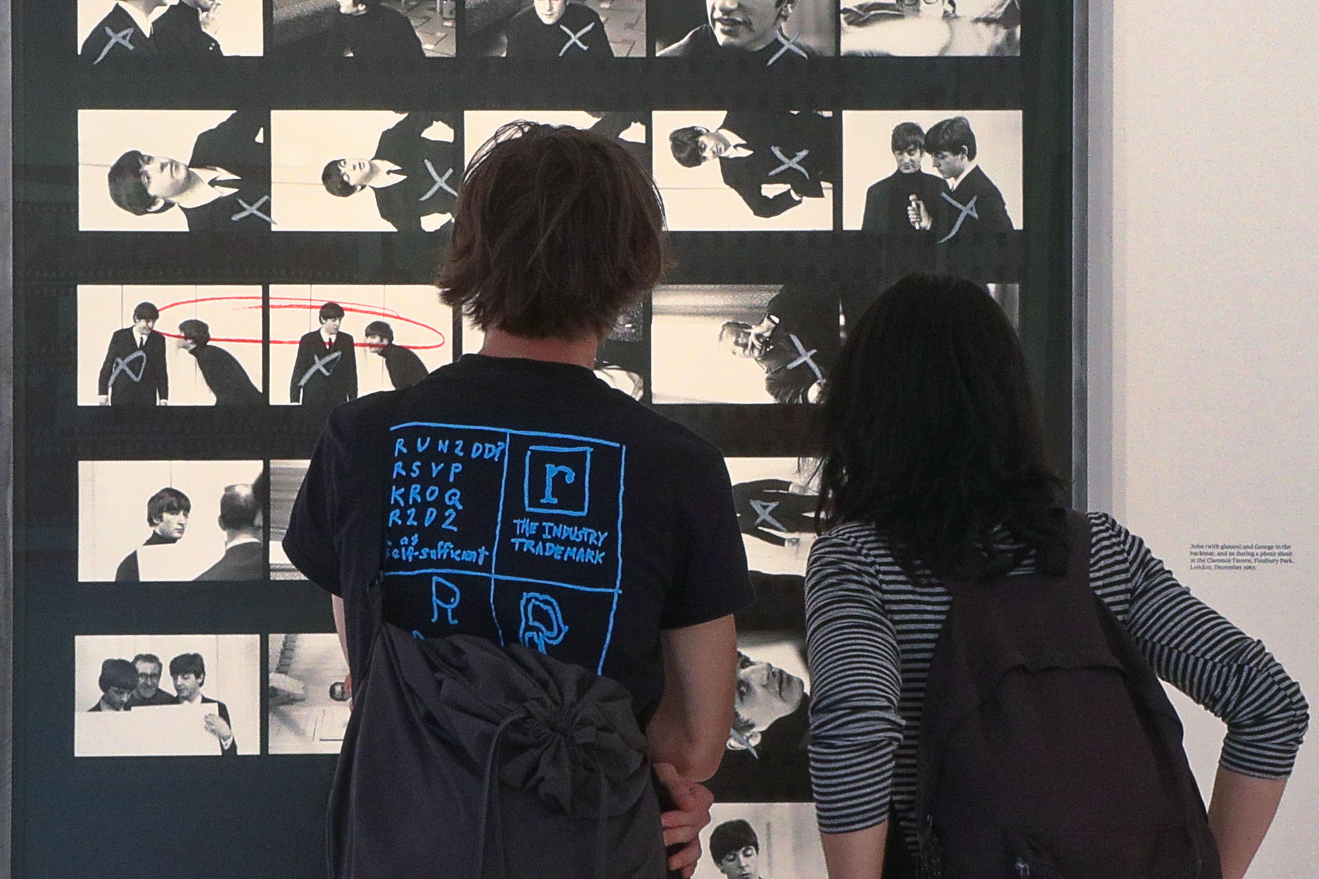 Un viaje por el inicio de The Beatles y del fenómeno 'fan' generado por el cuarteto liverpuliano, visto a través del ojo y el obturador de McCarney, conforma la colección de instantáneas que se exhibe desde este jueves en la galería londinense Gagosian hasta el próximo 4 de octubre. EFE/Guillermo Garrido