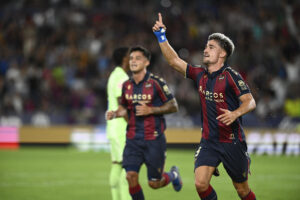 El delantero del Levante Iván Romero (d) celebra tras marcar ante el Barcelona, durante el partido de LaLiga de fútbol que Levante UD y FC Barcelona disputan en el estadio Ciutat de Valencia. EFE/Andreu Esteban