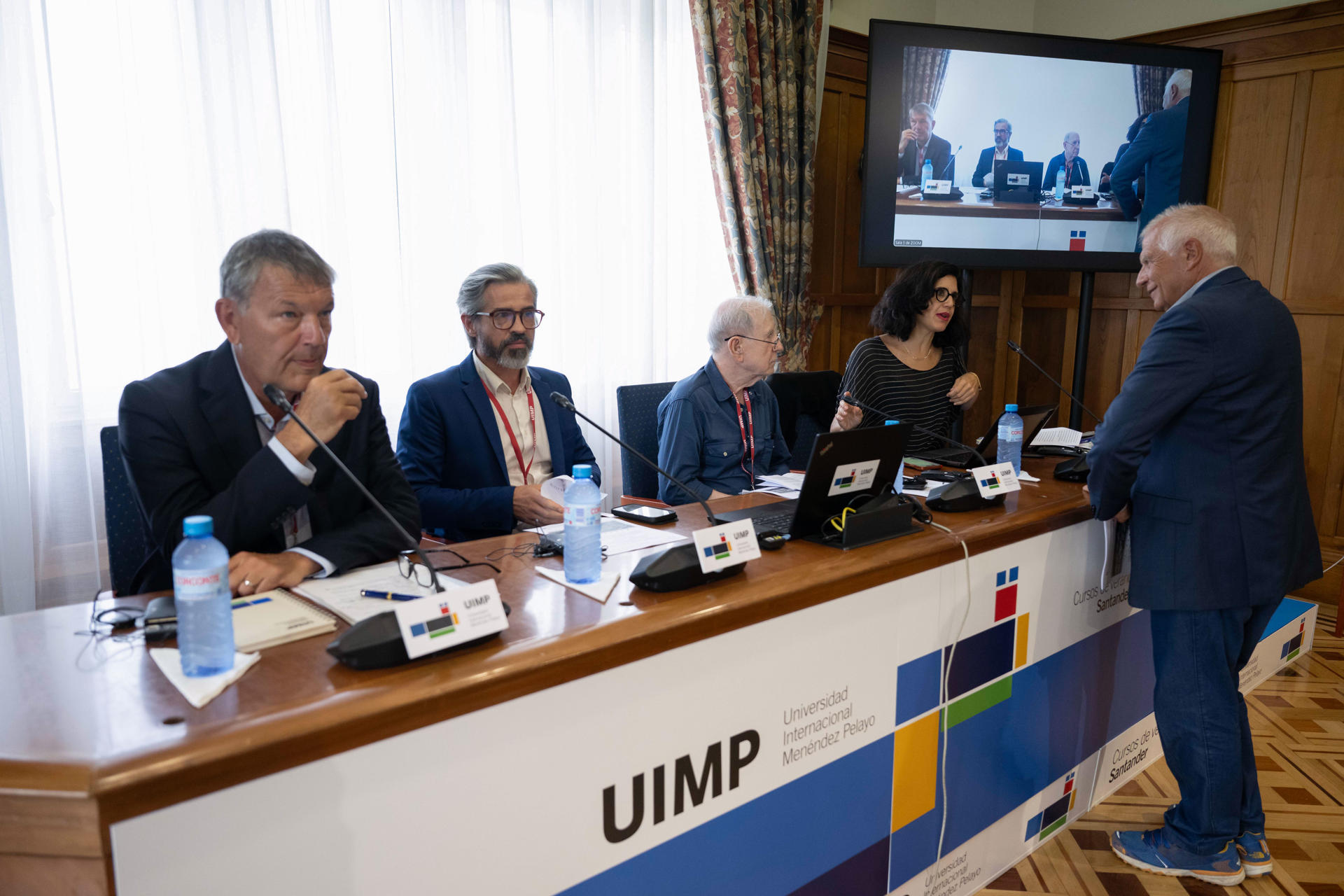 El comisionado general de la Agencia de la ONU para los Refugiados Palestinos, Philippe Lazzarini (i), el exministro de Asuntos Exteriores de Israel Shlomo Ben Ami (c) y el exdiplomático en la Comisión Europea Philip Holzapfel (2i) durante el debate sobre el conflicto en Oriente Próximo en el marco del curso 'Quo Vadis Europa', que dirige Josep Borrell, este martes en la Universidad Internacional Menéndez Pelayo en Santander. EFE/ Pedro Puente Hoyos