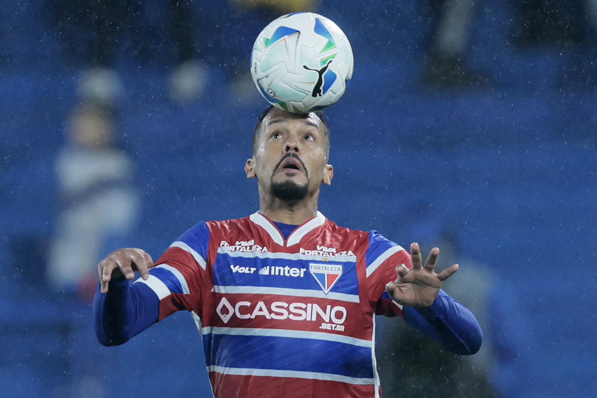 Bruno Pacheco de Fortaleza controla el balón en un partido de la Copa Libertadores. EFE/ Adan González