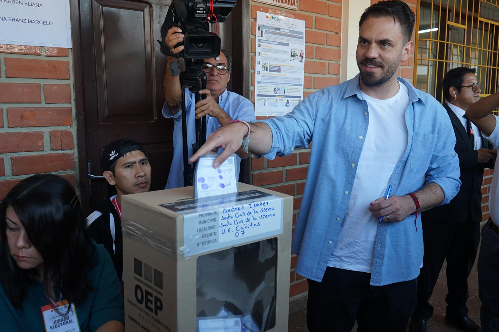 El candidato a la Presidencia de Bolivia por el gubernamental Movimiento al Socialismo (MAS), Eduardo del Castillo, vota este domingo, en Santa Cruz (Bolivia). EFE/Juan Pablo Roca