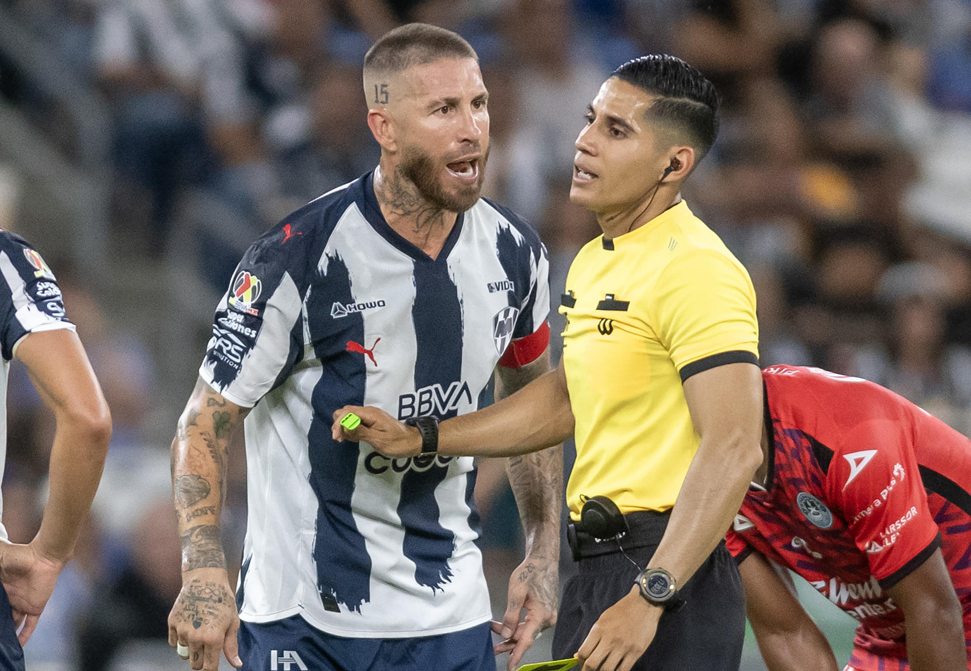 Sergio Ramos (i), del Monterrey, le reclama al arbitro Martín Molina este domingo durante un partido del Torneo Apertura mexicano ante el Mazatlán. EFE/Miguel Sierra
