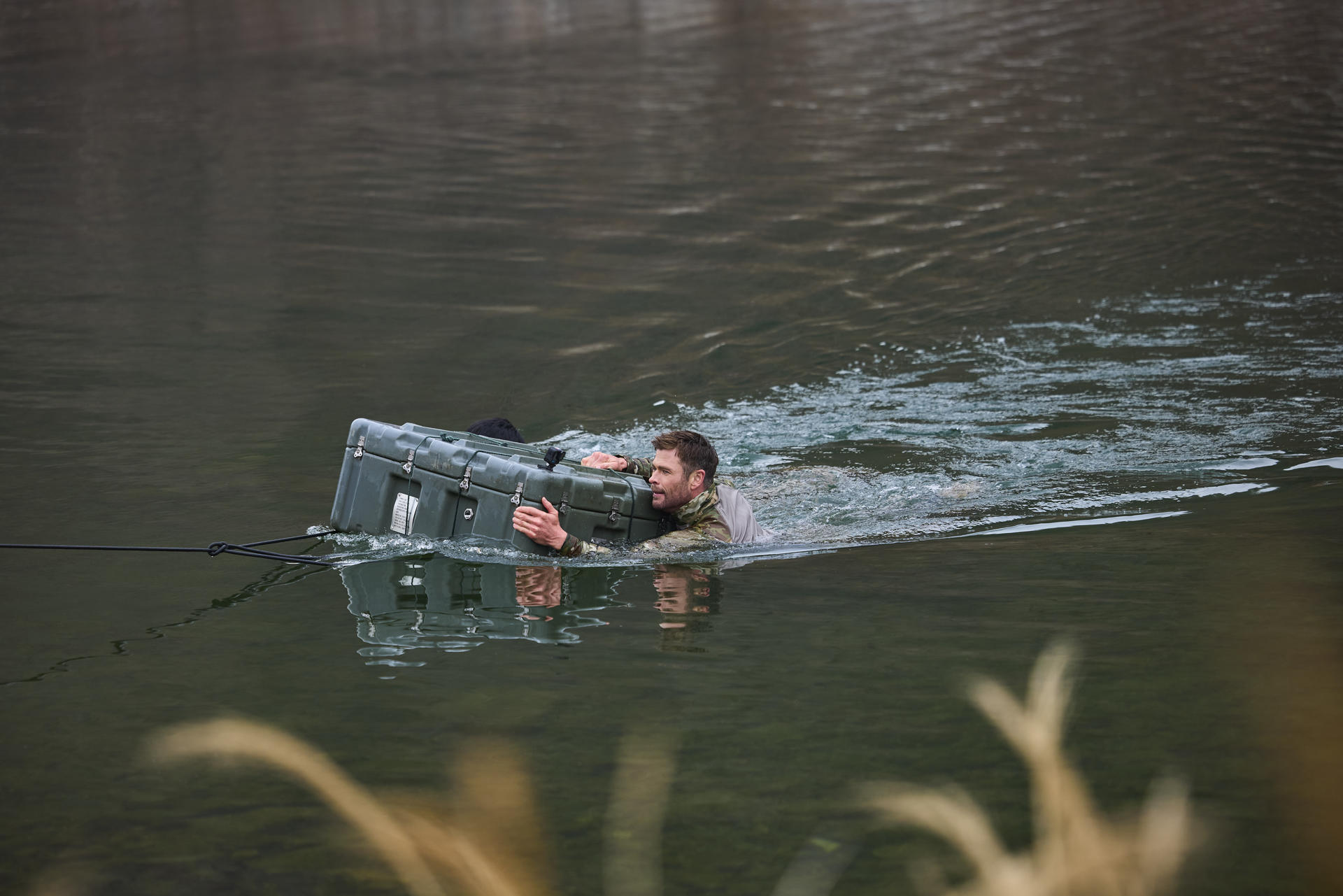Fotograma cedido por National Geographic donde aparece el actor australiano Chris Hemsworth durante una escena de un capítulo de 'Limitless: Live Better Now' (2025). EFE/ Evan Paterakis / National Geographic