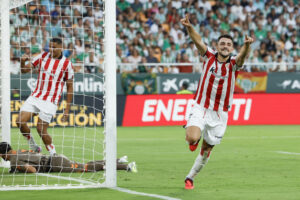 El defensa del Athletic Yuri Berchiche (d) pelea un balón con el centrocampista del Betis Rodrigo Riquelme durante el partido de LaLiga entre el Betis y el Athletic Club, este domingo en el estadio de la Cartuja. EFE/ Julio Muñoz