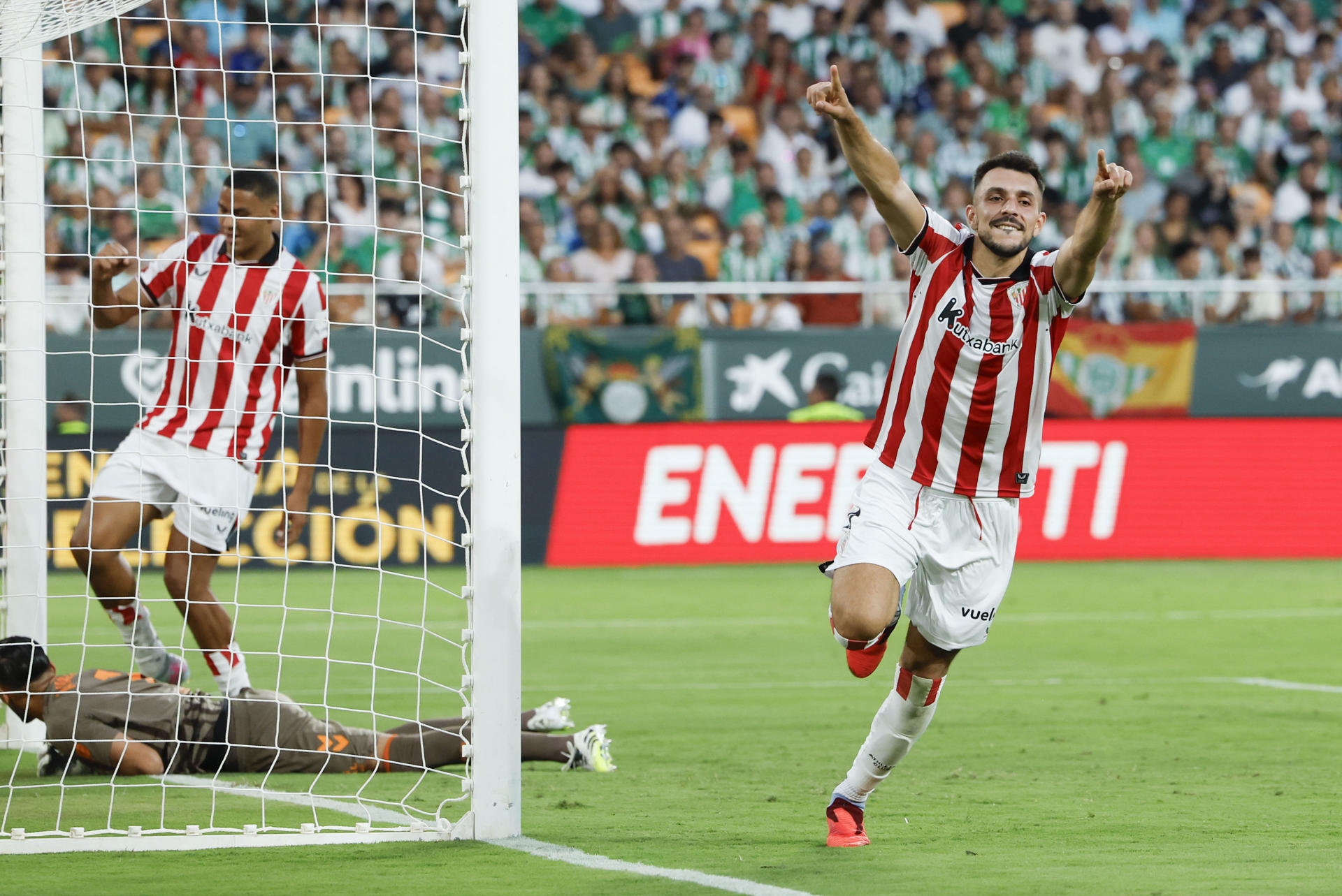 - El defensa del Athletic Aitor Paredes durante el partido de LaLiga entre el Betis y el Athletic Club, este domingo en el estadio de la Cartuja. EFE/ Julio Muñoz