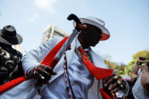 Una persona participa en una marcha en homenaje a Exu (deidad de la cultura Macumba brasileña) este domingo, en Sao Paulo (Brasil). EFE/ Isaac Fontana