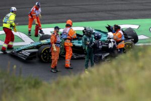 El piloto canadiense de Aston Martin Lance Stroll es examinado por el médico de carreera tras el accidente que sufrió en los entrenamientos libres del Grand Premio de los Países Bajos. EFE /EPA/Sander Koning