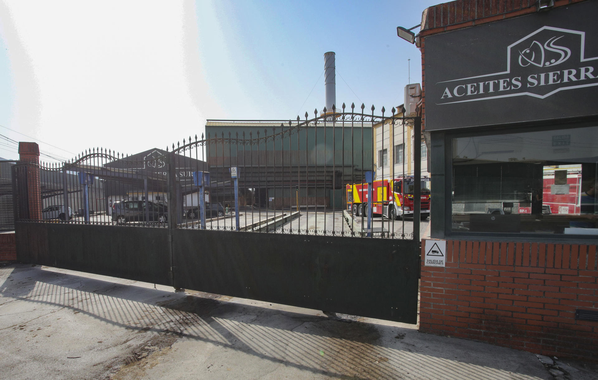 Vista del estado de la fábrica de Aceites Sierra Sur tras el incendio en el que fallecieron dos trabajadores en la madrugada de este domingo, en la localidad Granadina de Pinos Puente, cuyo ayuntamiento ha decretado tres días de luto oficial y ha suspendido sus fiestas de agosto. EFE/ Pepe Torres
