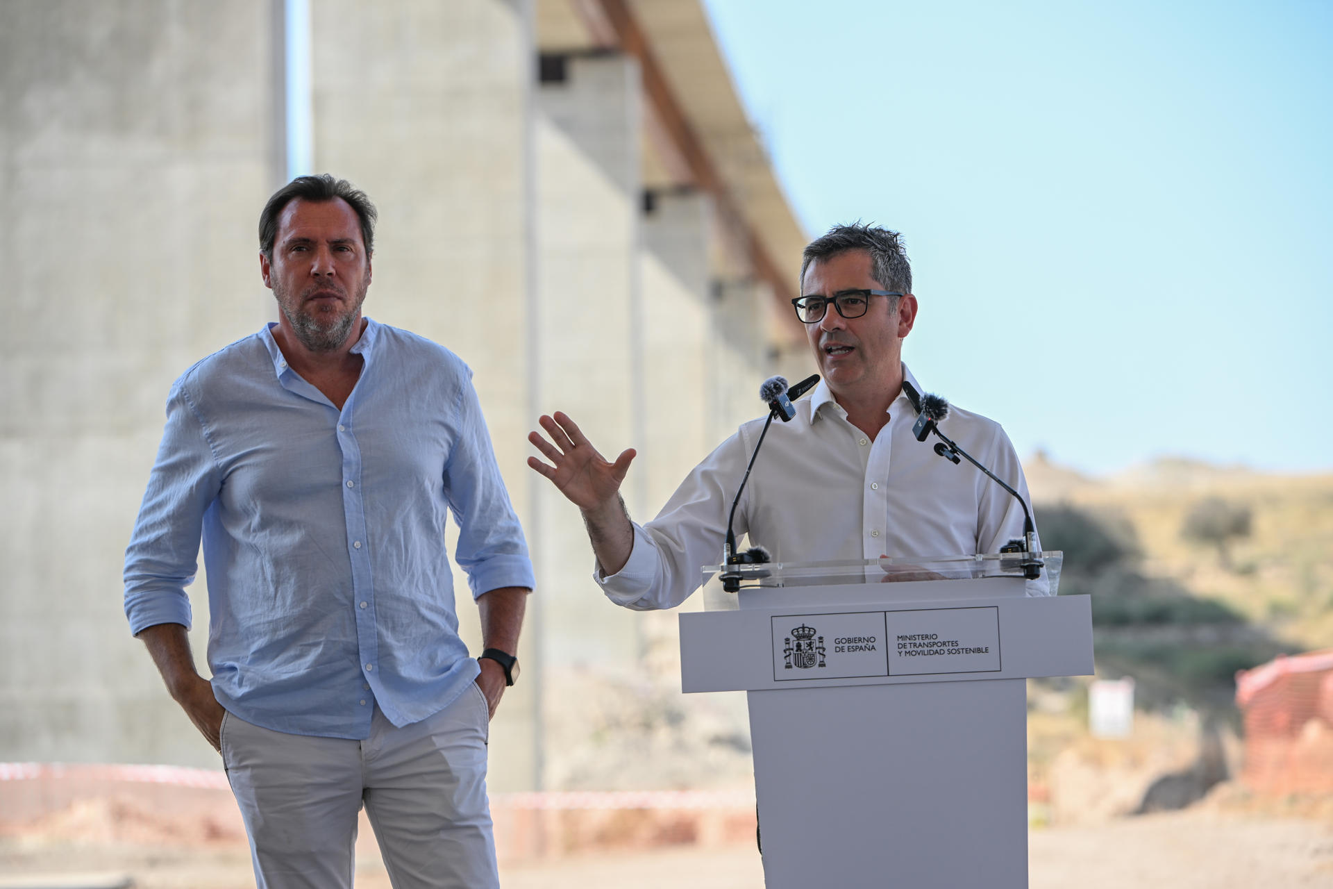 El ministro de la Presidencia, Justicia y Relaciones con las Cortes, Félix Bolaños, junto al titular de Transportes y Movilidad Sostenible, Óscar Puente (i), este miércoles en Sorbas (Almería). EFE/Carlos Barba