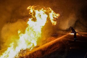 Un bombero combate el fuego en Pampilhosa da Serra, Portugal, ayer. EFE/EPA/PAULO NOVAIS