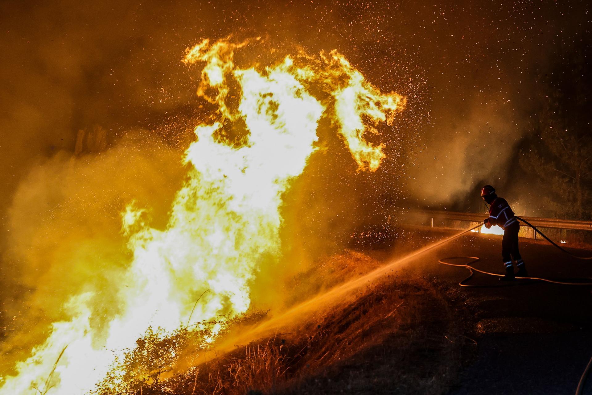 Un bombero combate el fuego en Pampilhosa da Serra, Portugal, ayer. EFE/EPA/PAULO NOVAIS