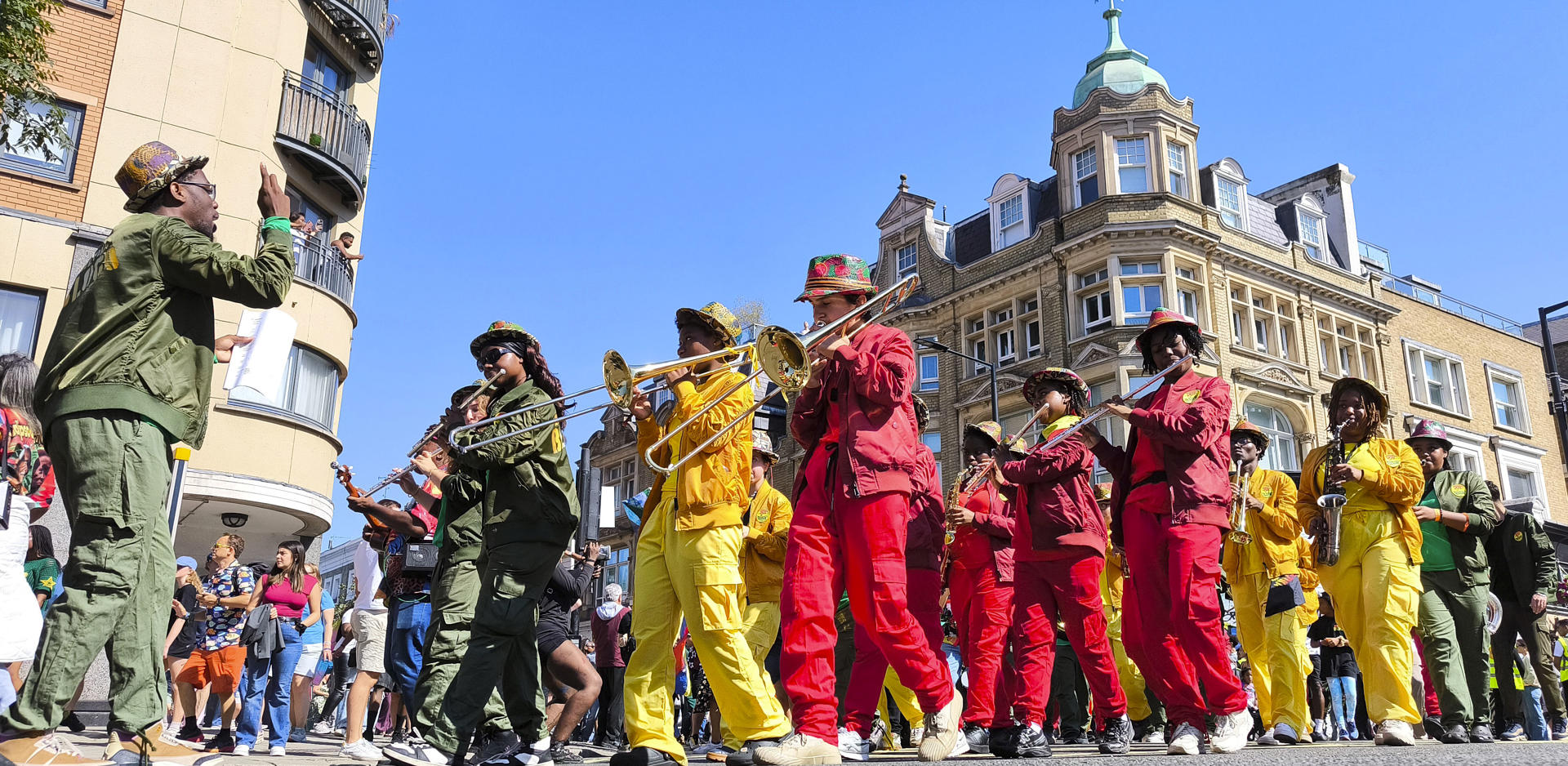 El barrio londinense de Notting Hill se inundó este domingo de música y color para celebrar su carnaval anual, al que miles de personas acuden para escuchar ritmos afrocaribeños y presenciar el desfile de llamativos disfraces.EFE/ Guillermo Garrido